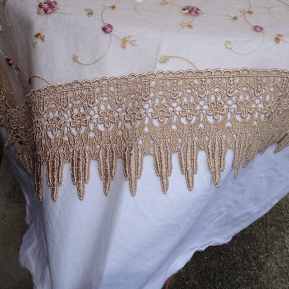 Stunning Sheer Square table topper with lace edging - Picture 2 of 8